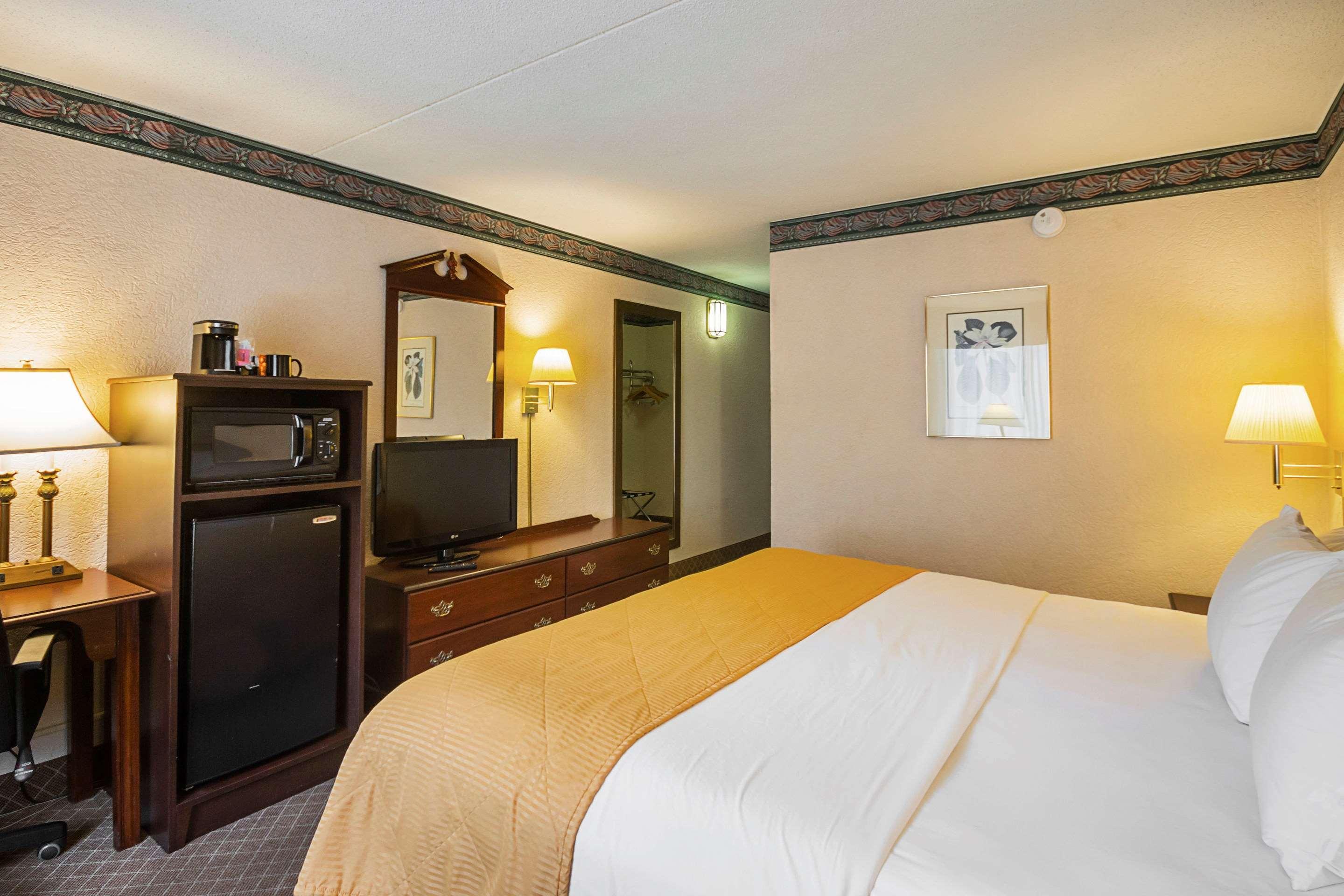 Clarion Inn Фэрмонт Экстерьер фото