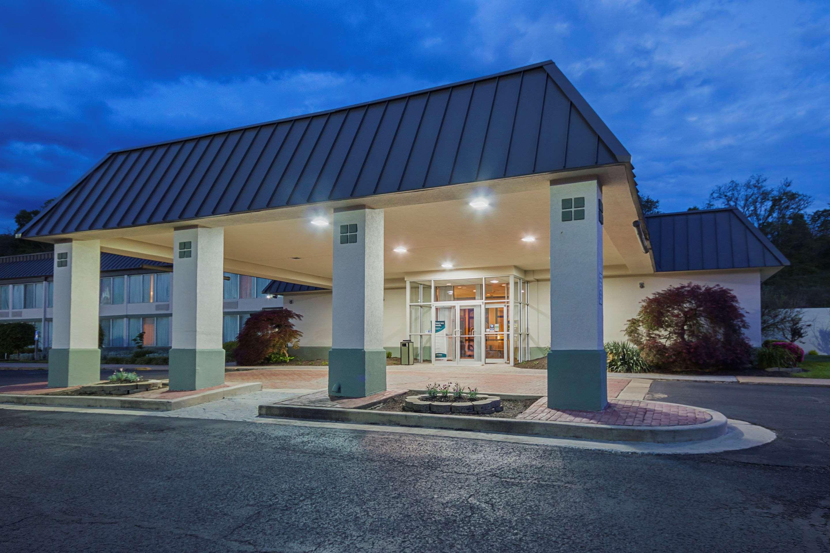 Clarion Inn Фэрмонт Экстерьер фото