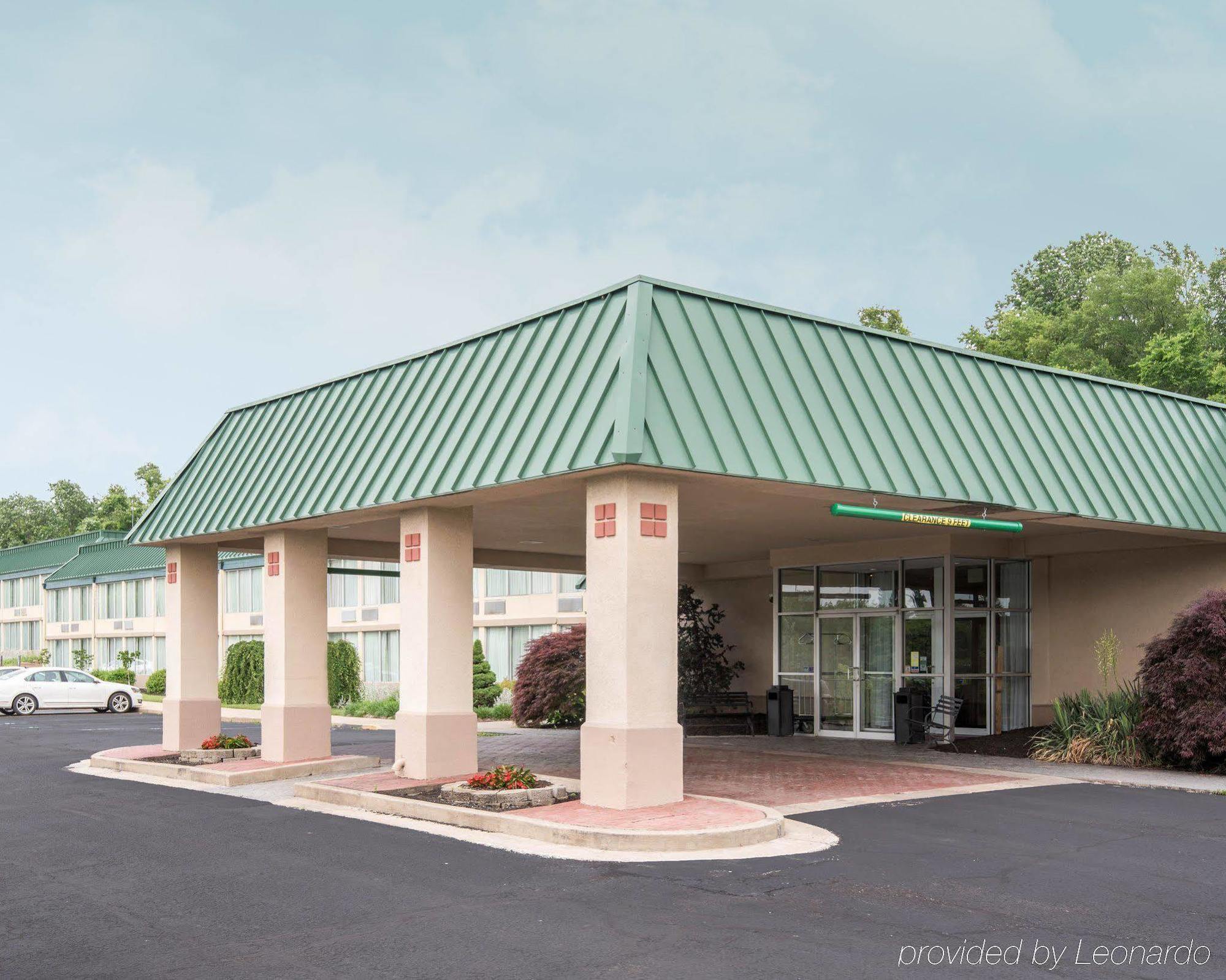 Clarion Inn Фэрмонт Экстерьер фото