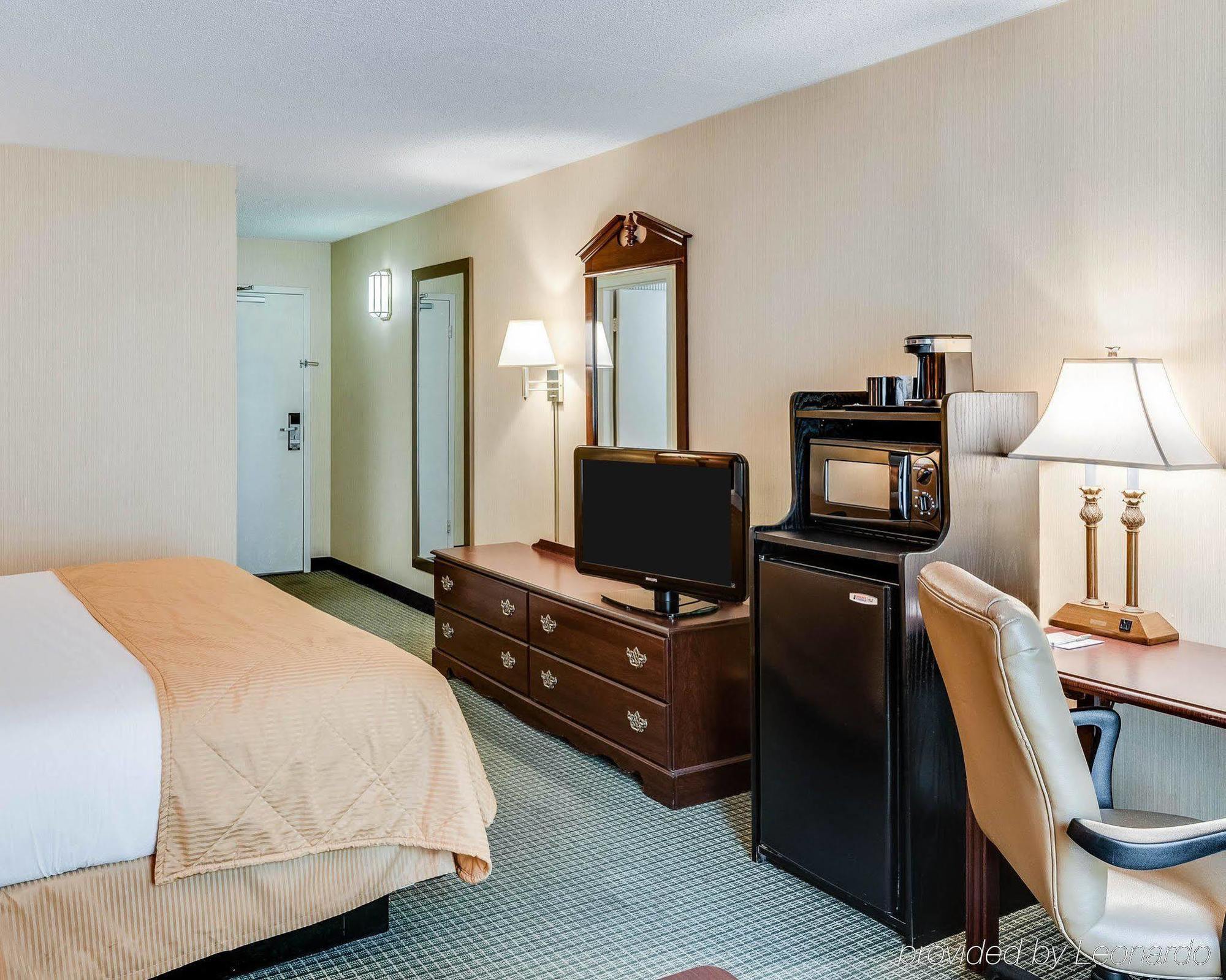 Clarion Inn Фэрмонт Экстерьер фото