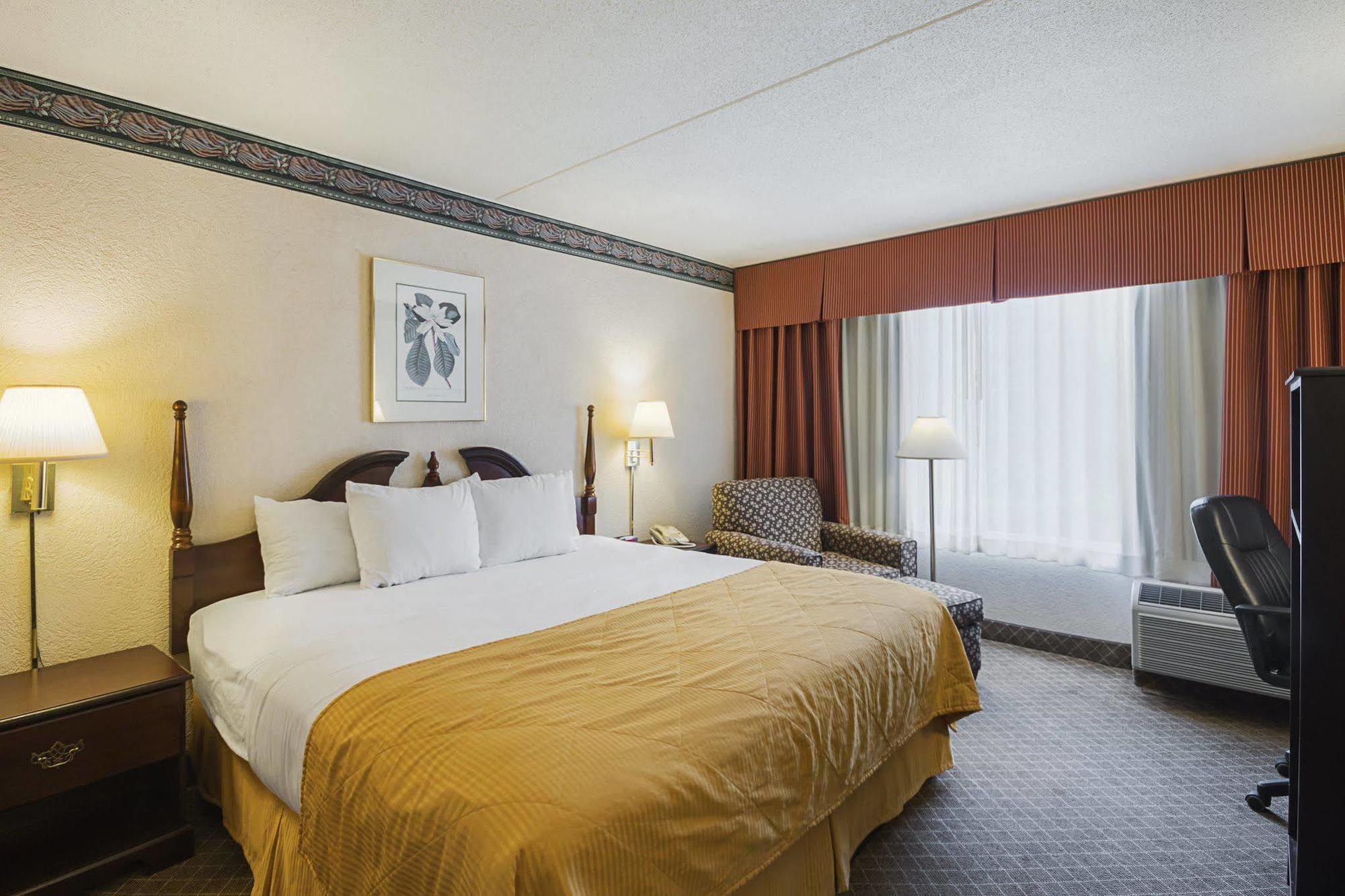 Clarion Inn Фэрмонт Экстерьер фото