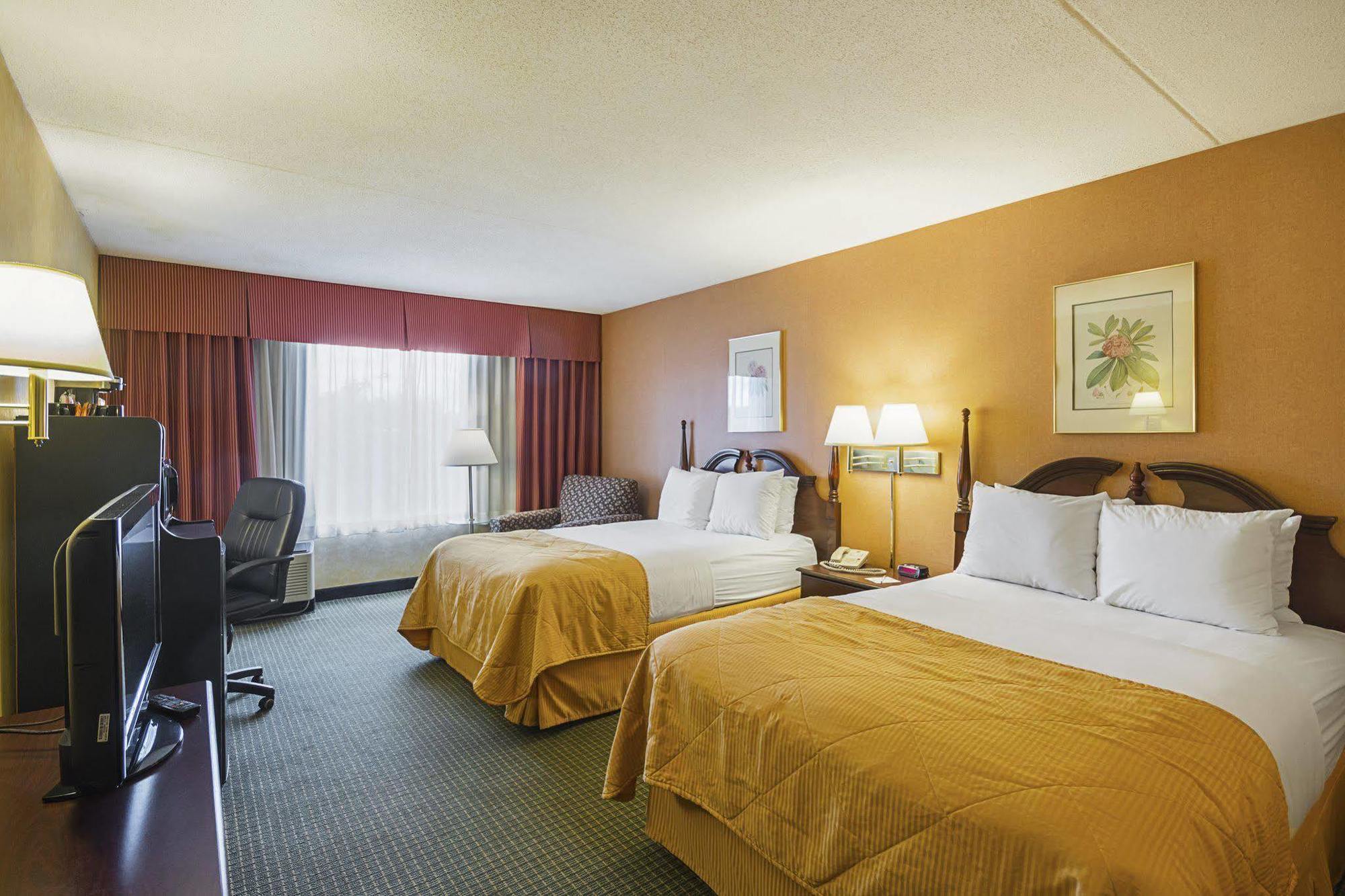 Clarion Inn Фэрмонт Экстерьер фото